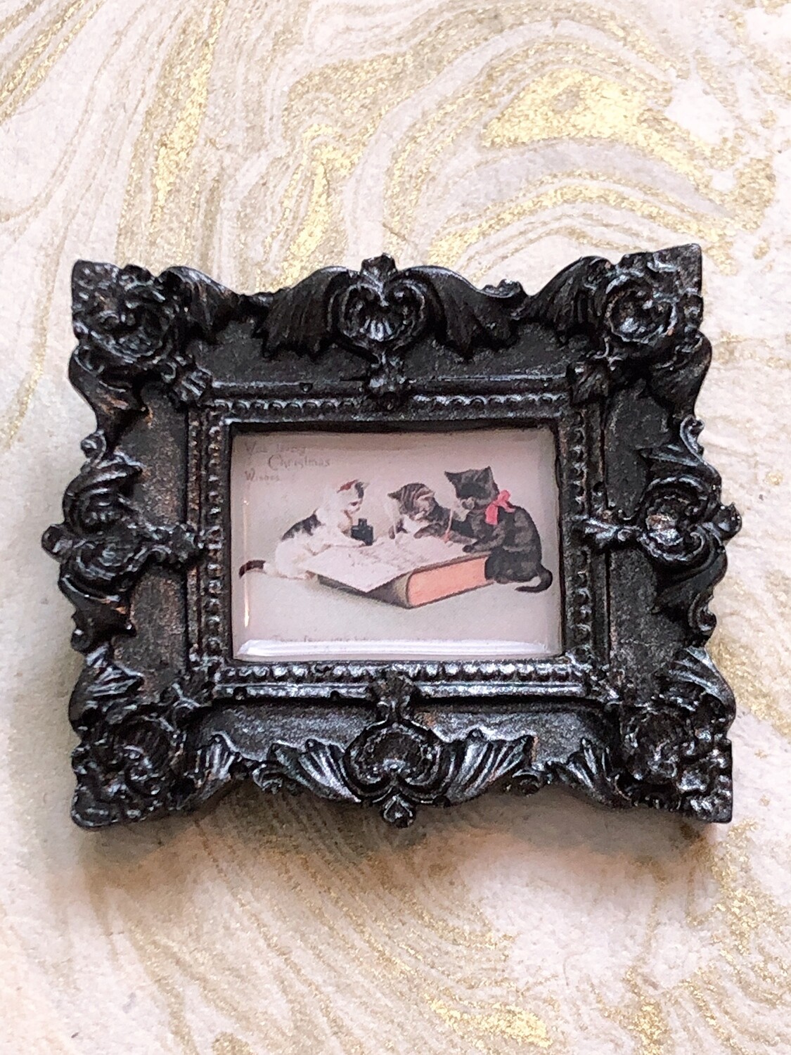 frame brooch (literate cats)