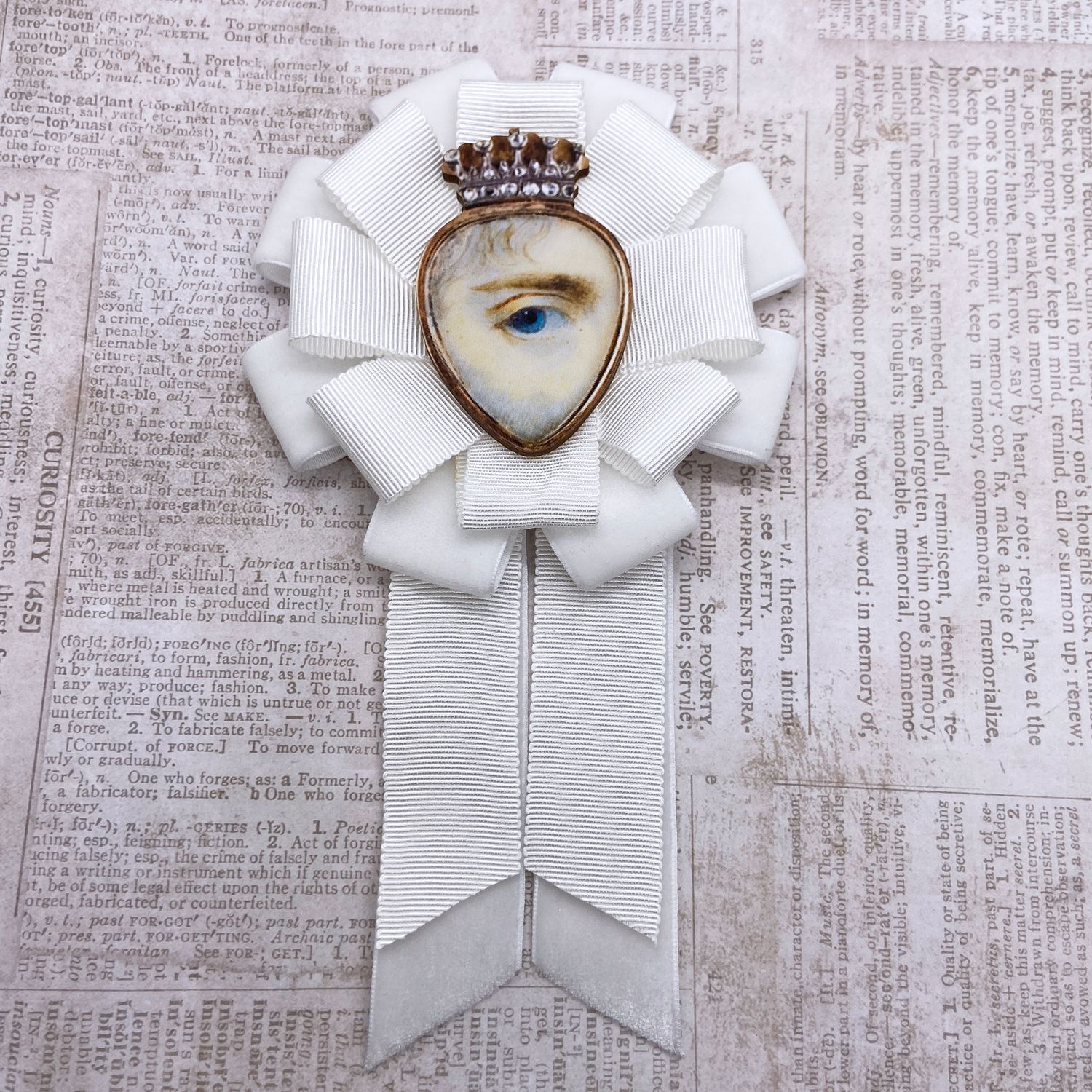 lover&#39;s eye rosette (white)