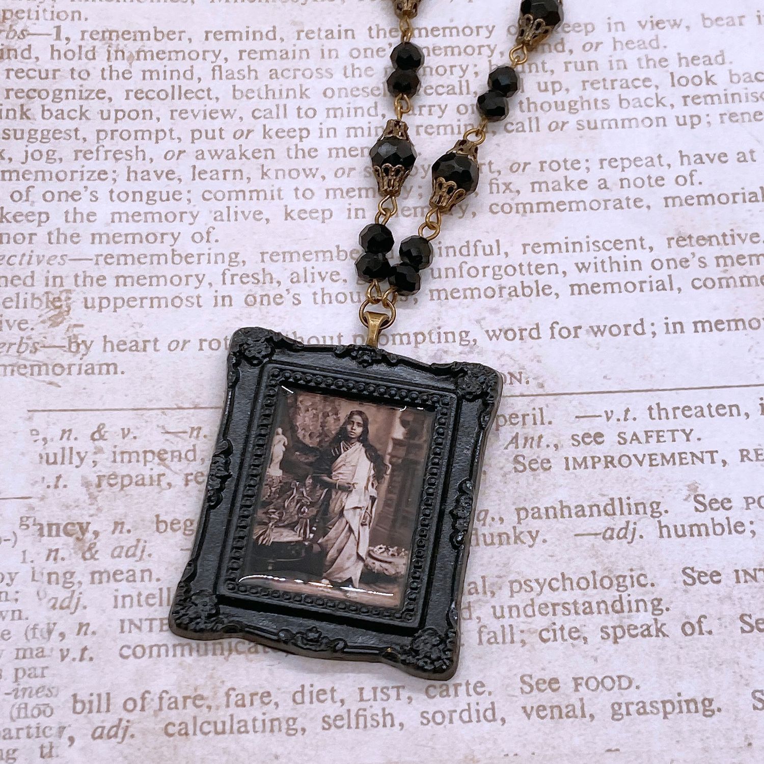 frame necklace (young woman)