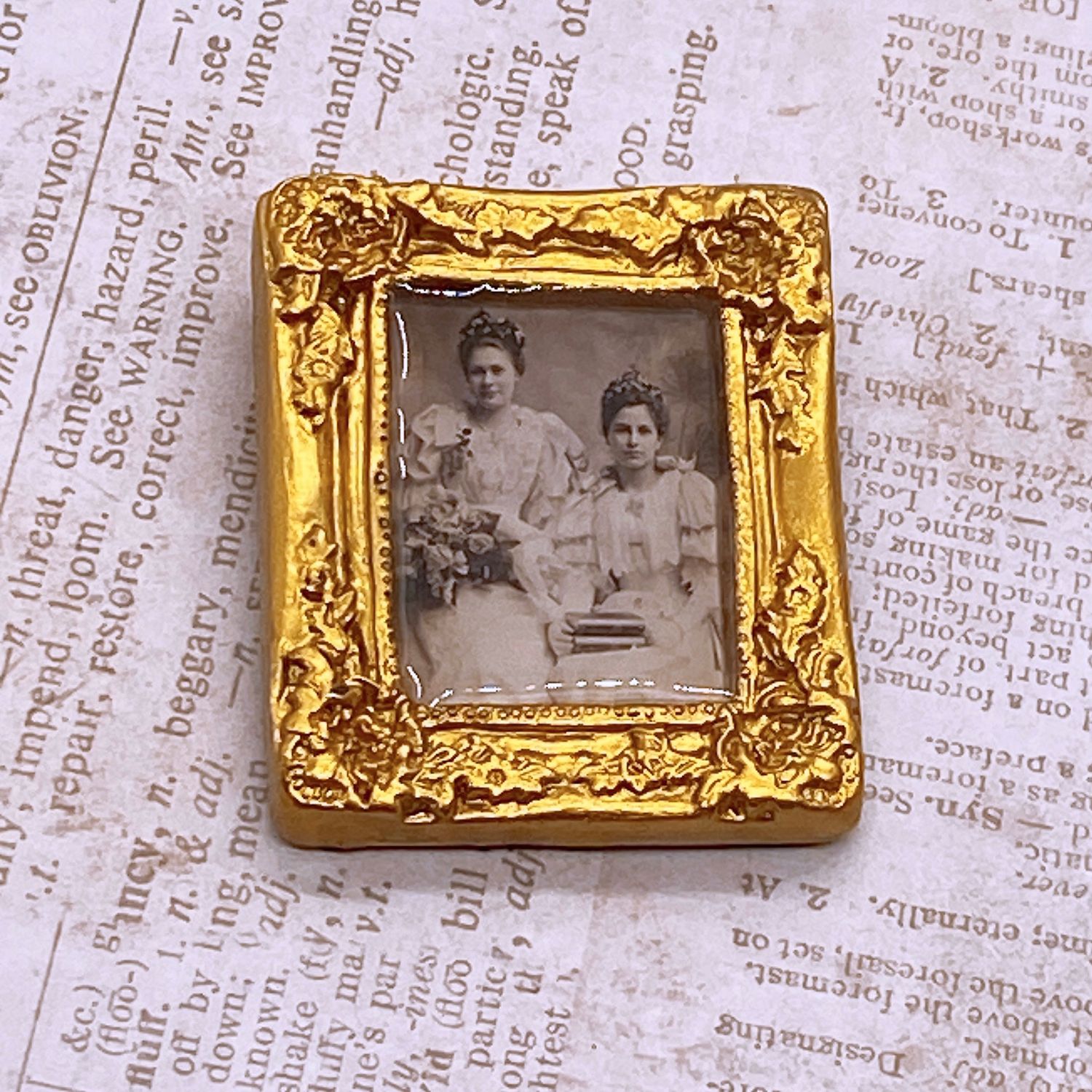 frame brooch (may queens)
