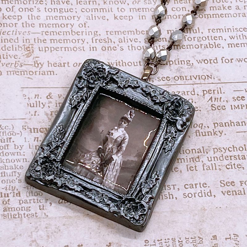 frame necklace (nellie)