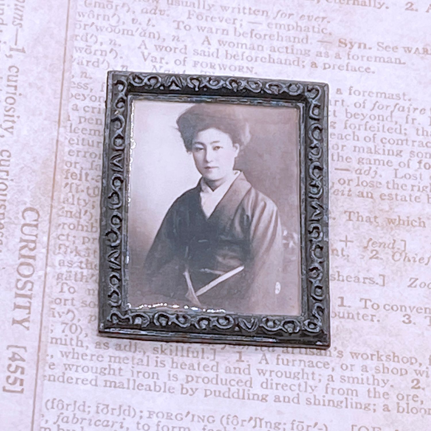 frame brooch (sada yacco)