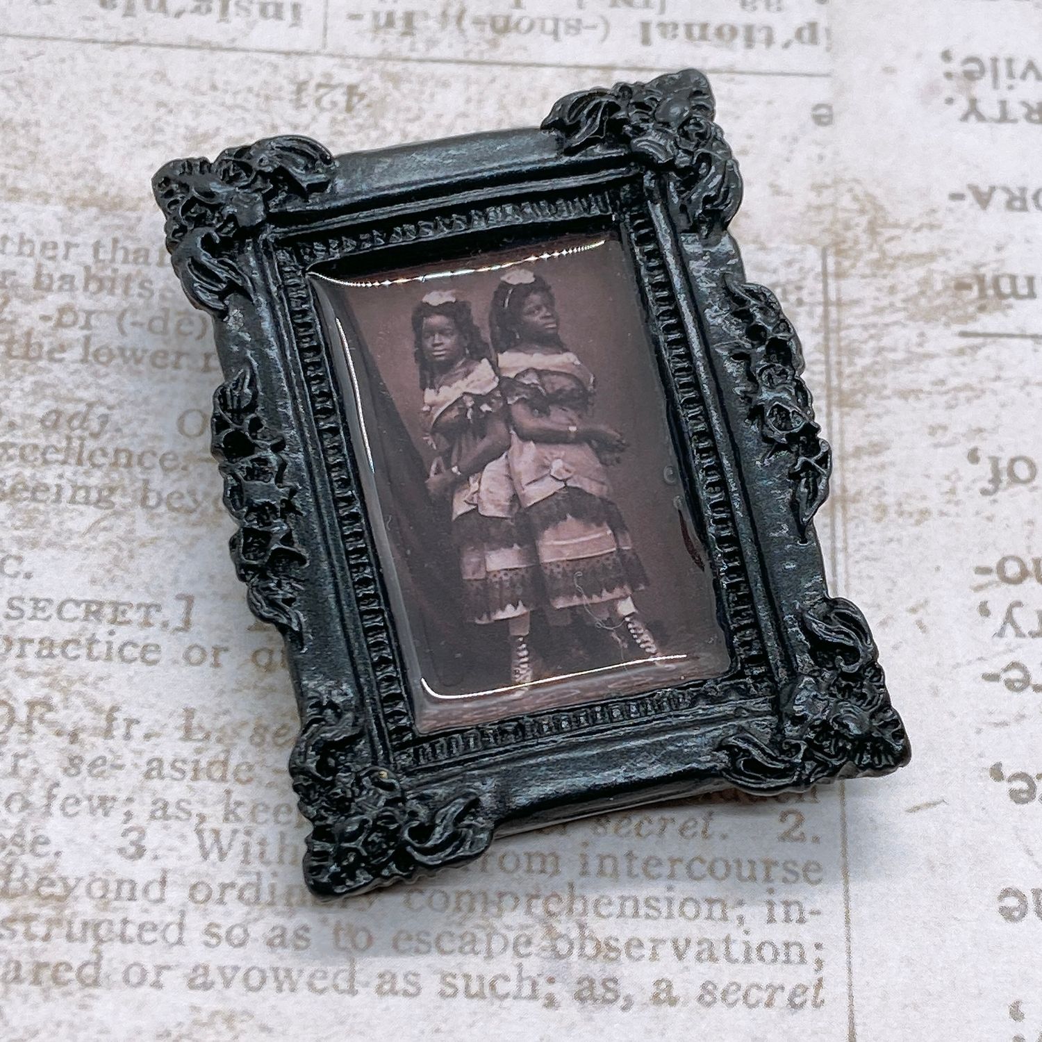 frame brooch (millie and christine)