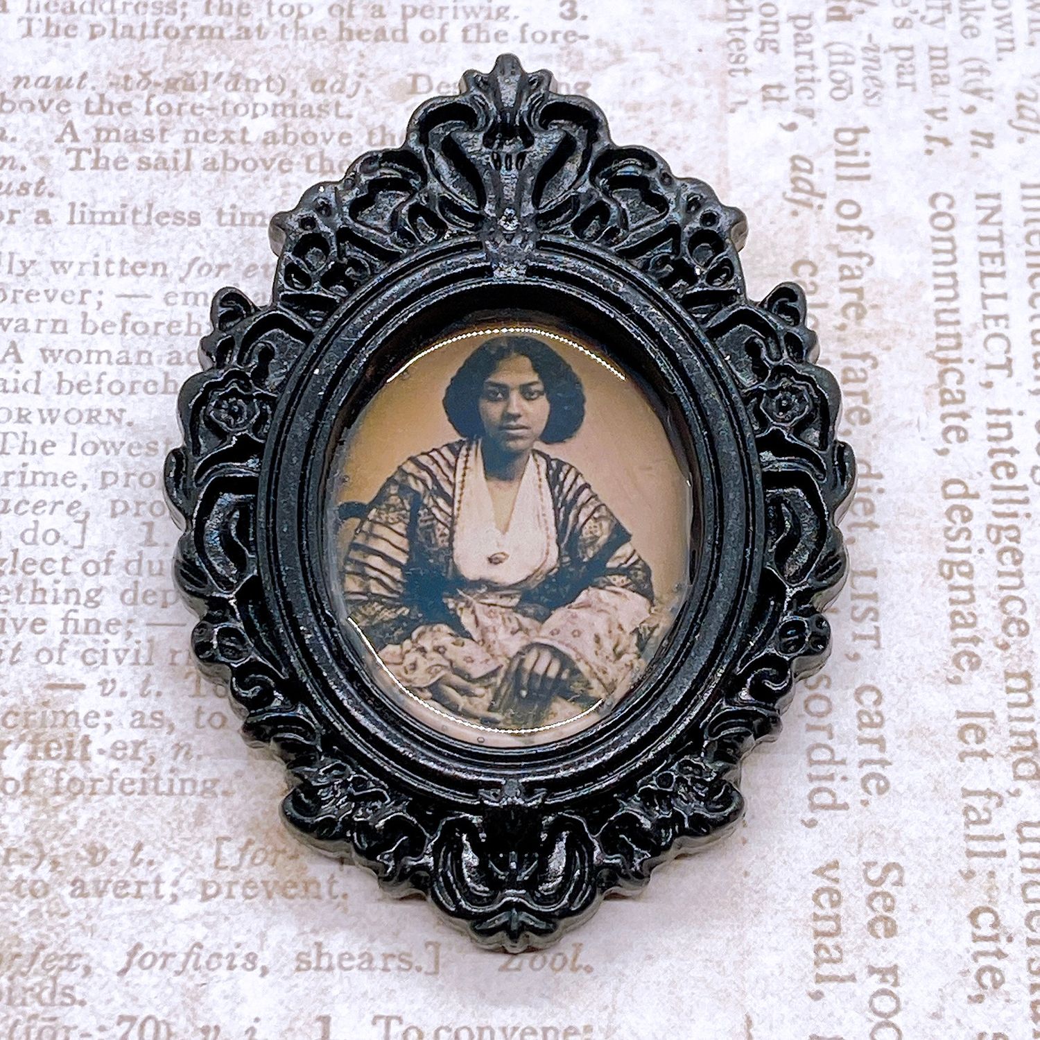 frame brooch (emmeline)