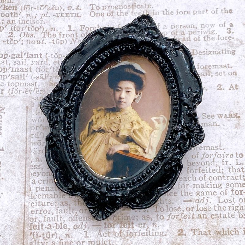 frame brooch (hana)