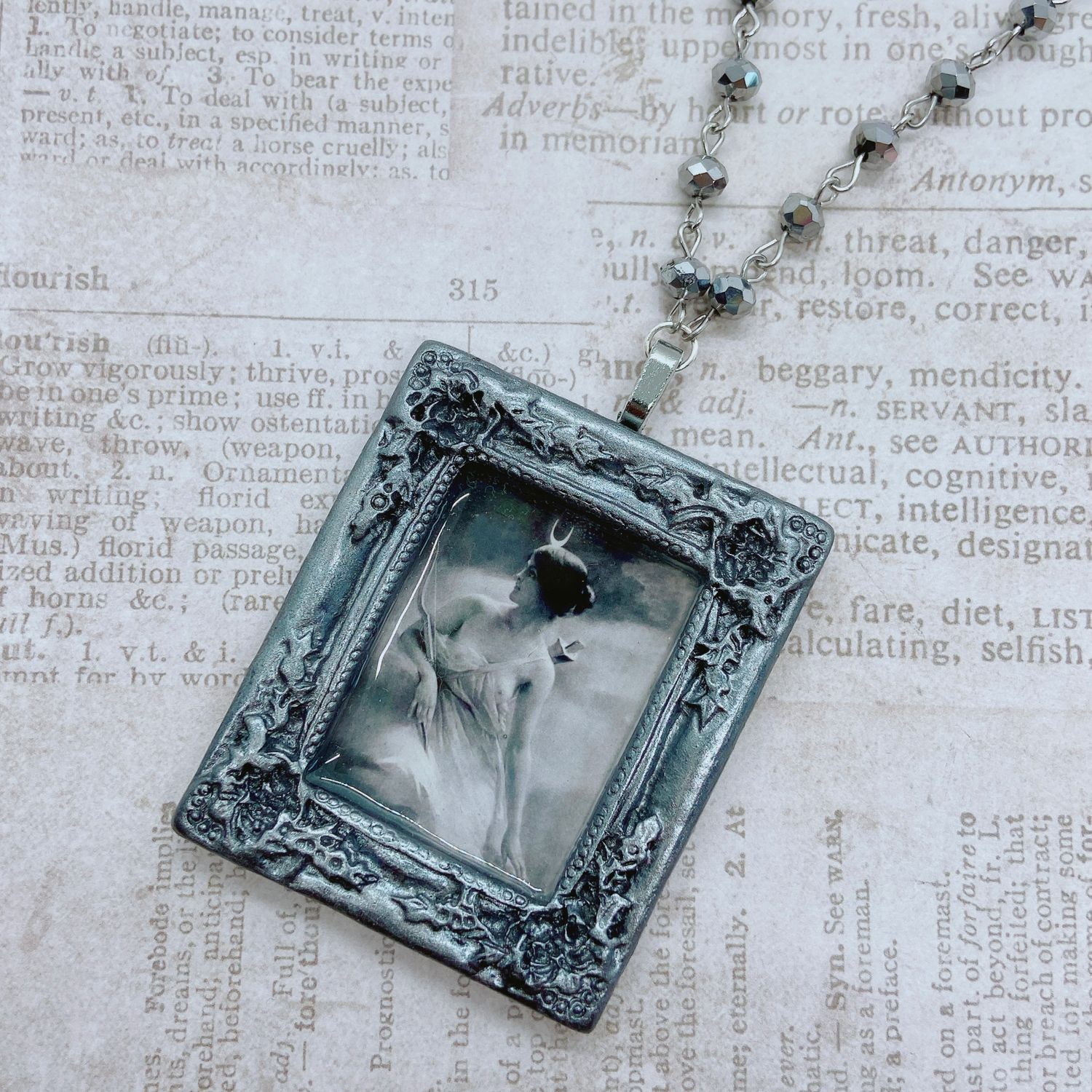 frame necklace (moon goddess)