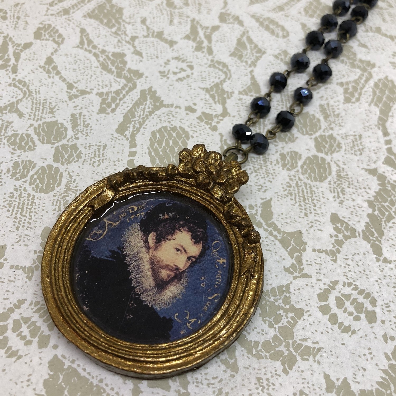 portrait frame necklace (hilliard)