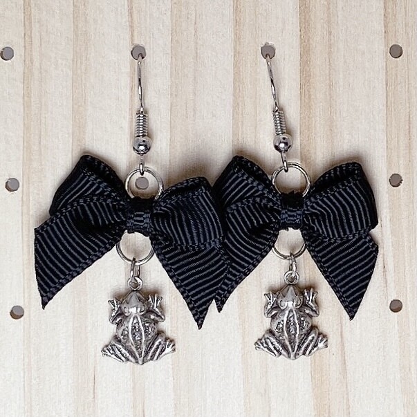 toad earrings