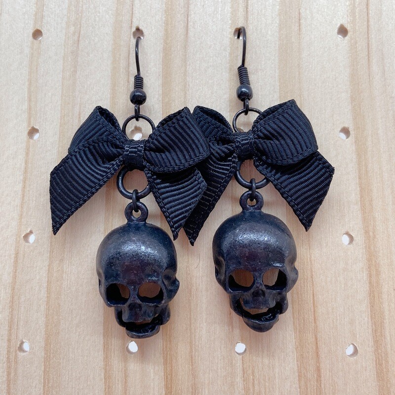 little skull earrings