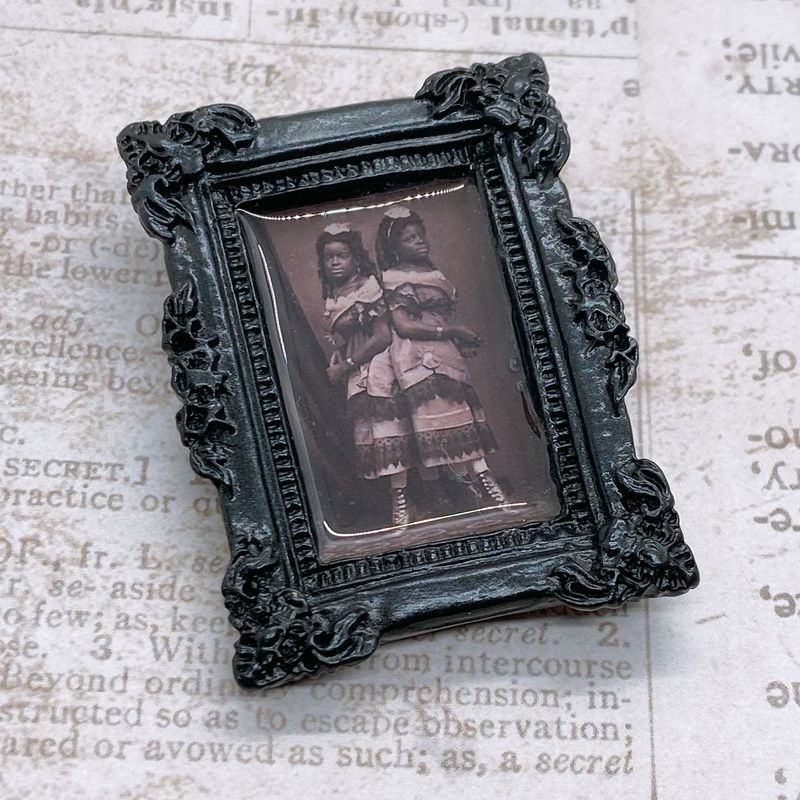 frame brooch (millie and christine)