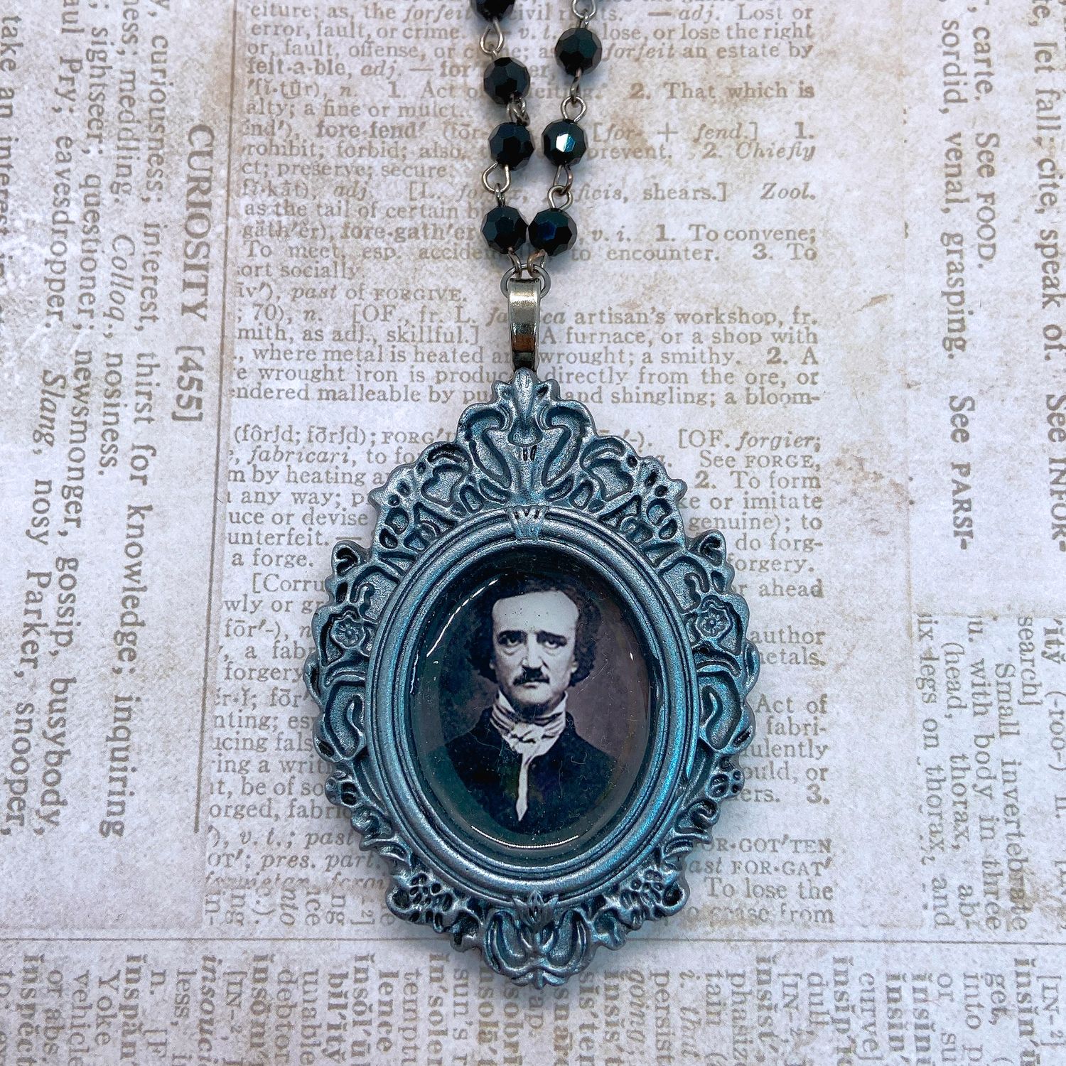 frame necklace (poe)