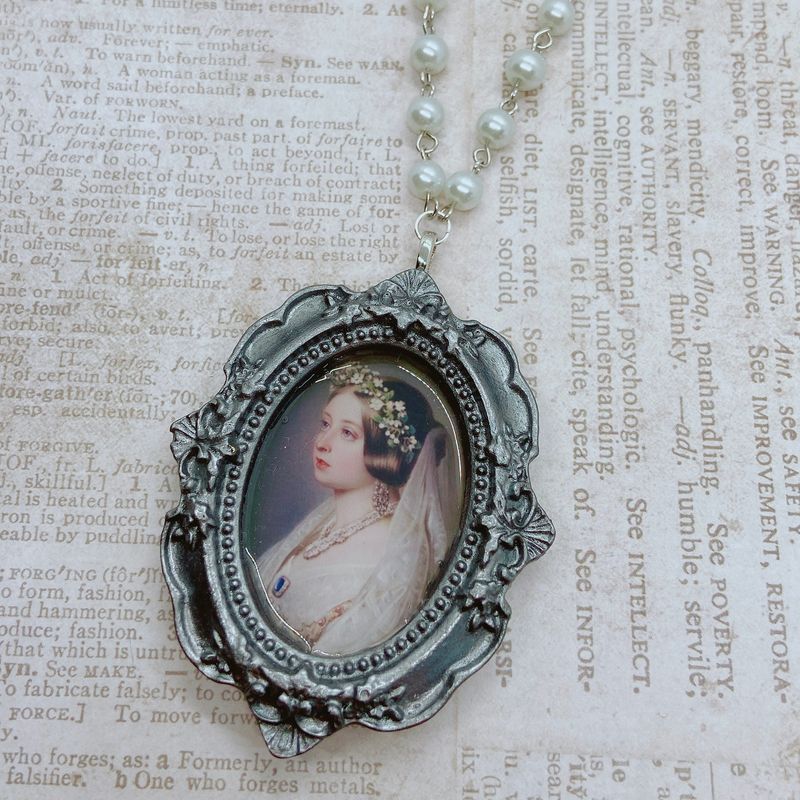 frame necklace (victoria)