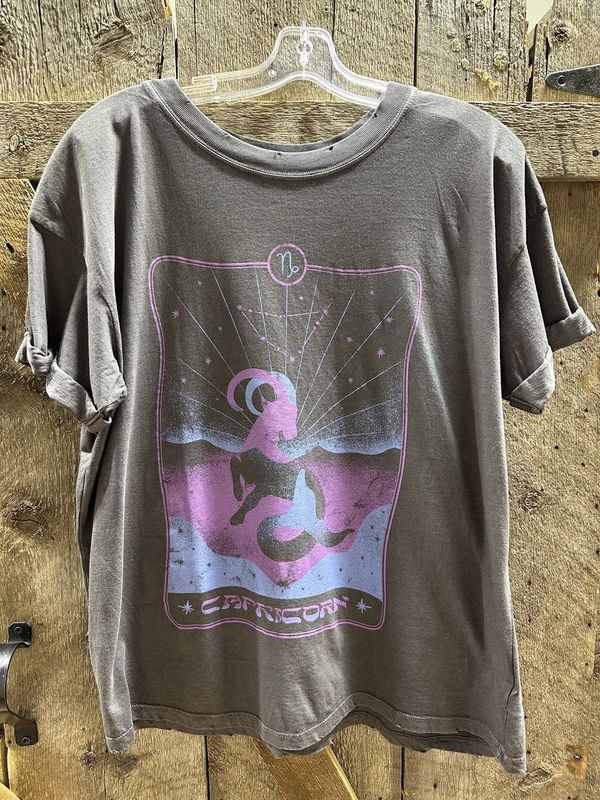 GIRL DANGEROUS CAPRICORN CARD TEE
