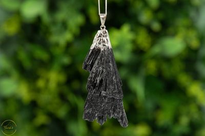 Zwarte kyaniet hanger verzilverd - 27.79 gram