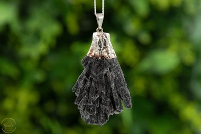 Zwarte kyaniet hanger verzilverd - 26.31 gram