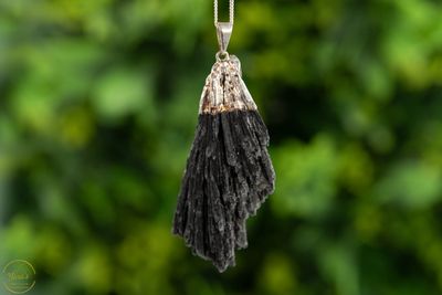 Zwarte kyaniet hanger verzilverd - 21.11 gram