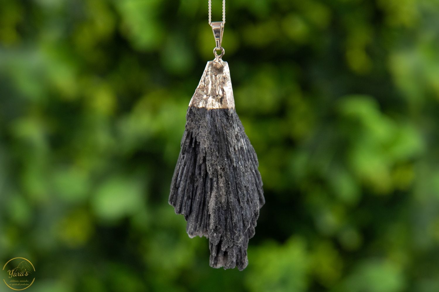 Zwarte kyaniet hanger verzilverd - 31.61 gram
