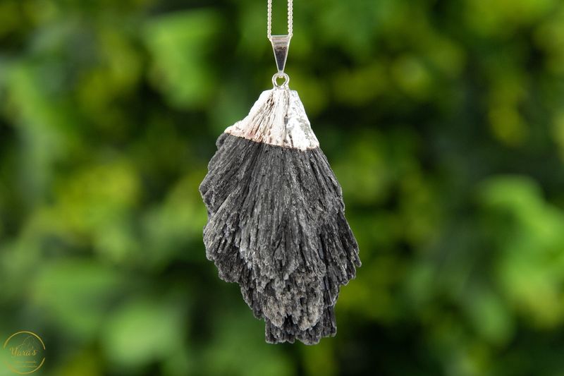 Zwarte kyaniet hanger verzilverd - 28.95 gram