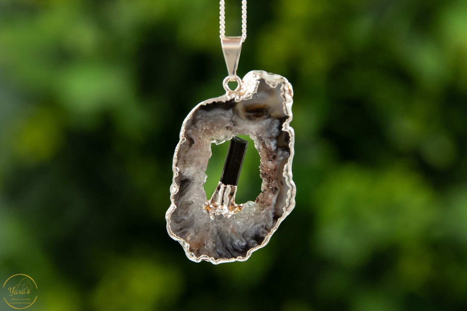 Agaat geode met toermalijn hanger verzilverd - 7.16 gram