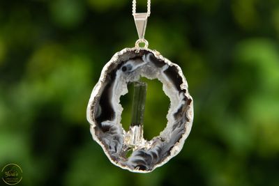 Agaat geode met toermalijn hanger verzilverd - 7.19. gram