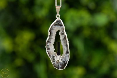 Agaat geode met toermalijn hanger verzilverd - 6.51 gram