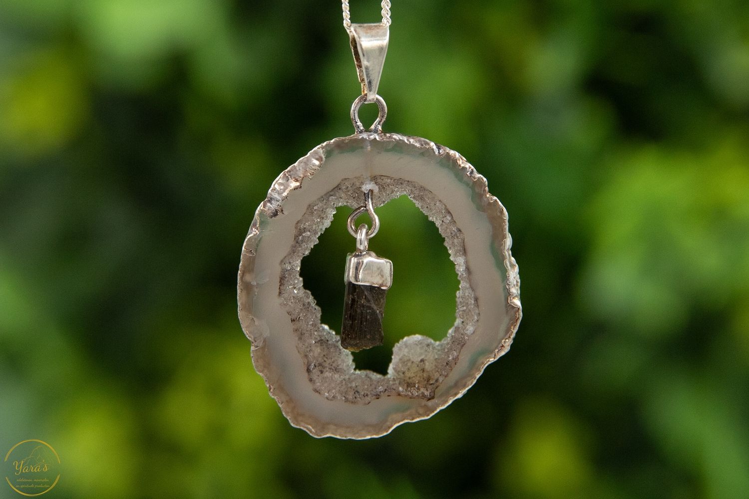 Agaat geode met toermalijn hanger verzilverd  - 6.16 gram