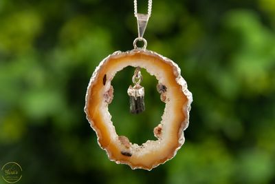 Agaat geode met toermalijn hanger verzilverd - 7.62 gram