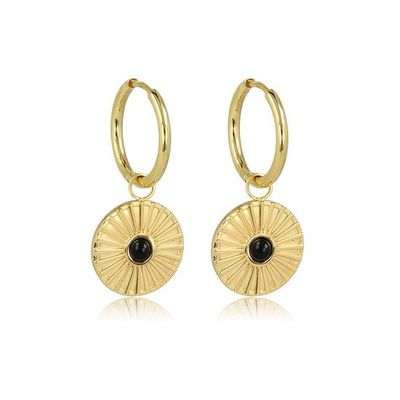 Vrolijke goudkleurige oorringen met zonnetje hanger en Onyx edelsteen erin - My Bendel