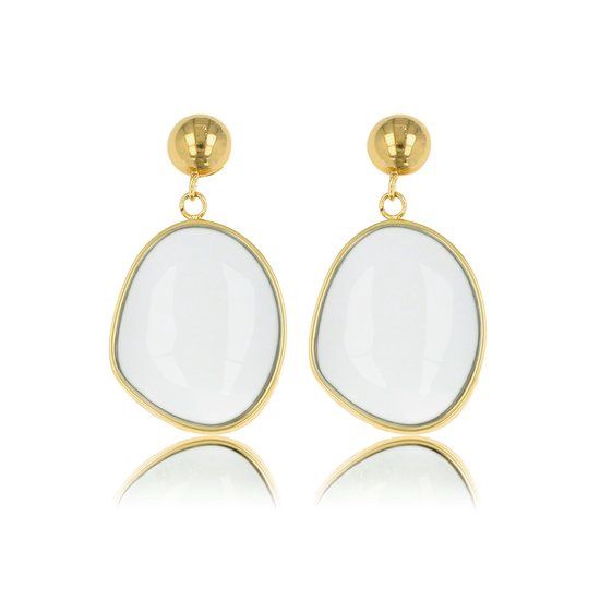 ​Goudkleurige oorbel met ronde witte aventurijn hanger​  Elegante oorsteker met een ronde hanger van witte aventurijn - My Bendel