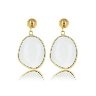 ​Goudkleurige oorbel met ronde witte aventurijn hanger​  Elegante oorsteker met een ronde hanger van witte aventurijn - My Bendel