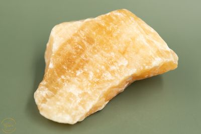 Gele/oranje calciet ruw -  389 gram