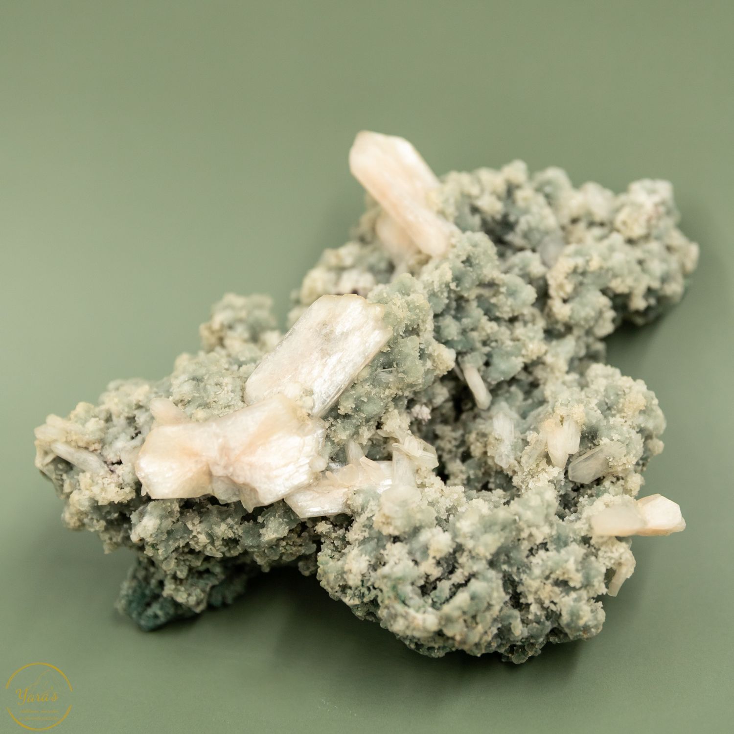 Stilbiet op Chalcedoon ruw -  197 gram