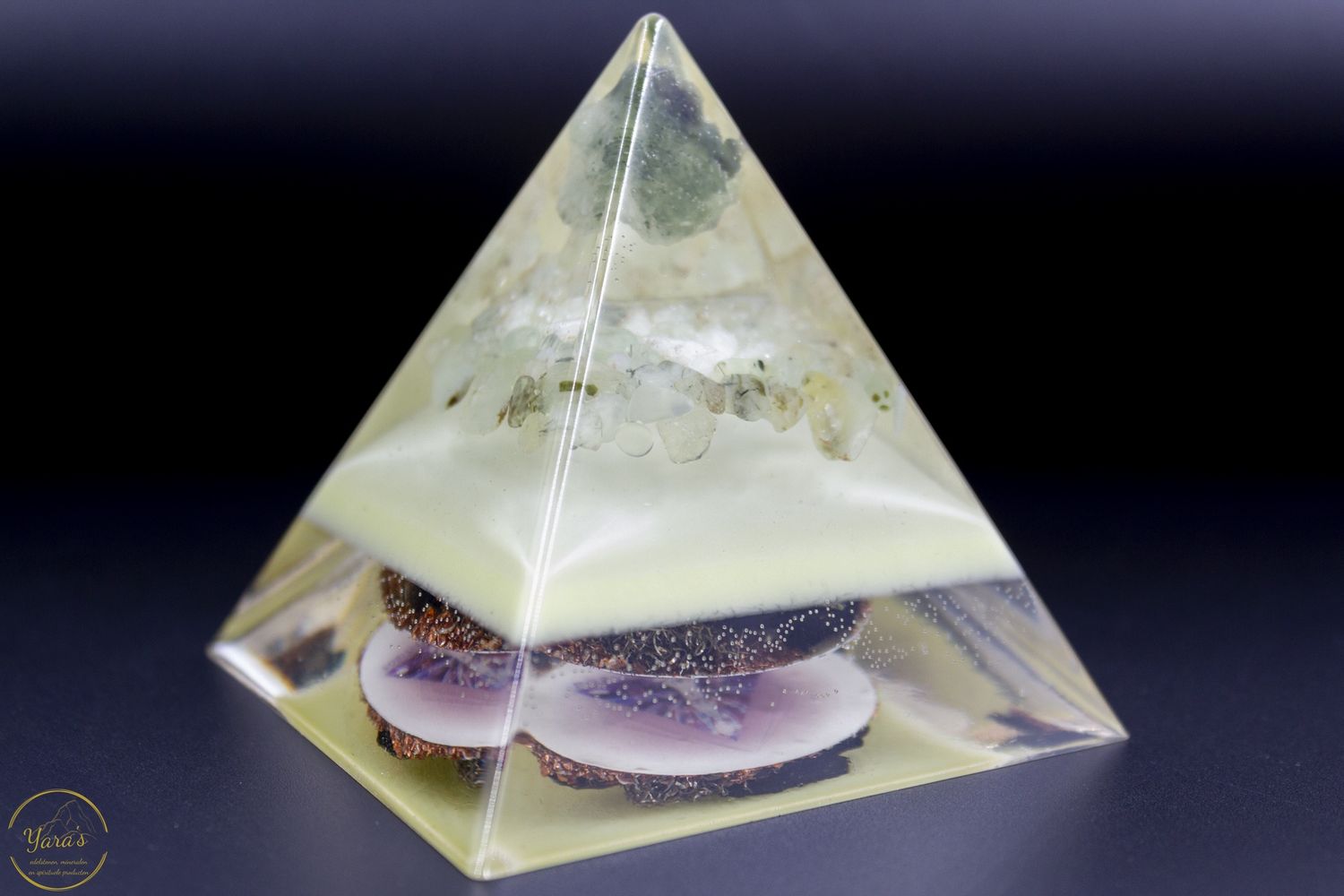 Piramide klein  - Epidoot in Prehniet
