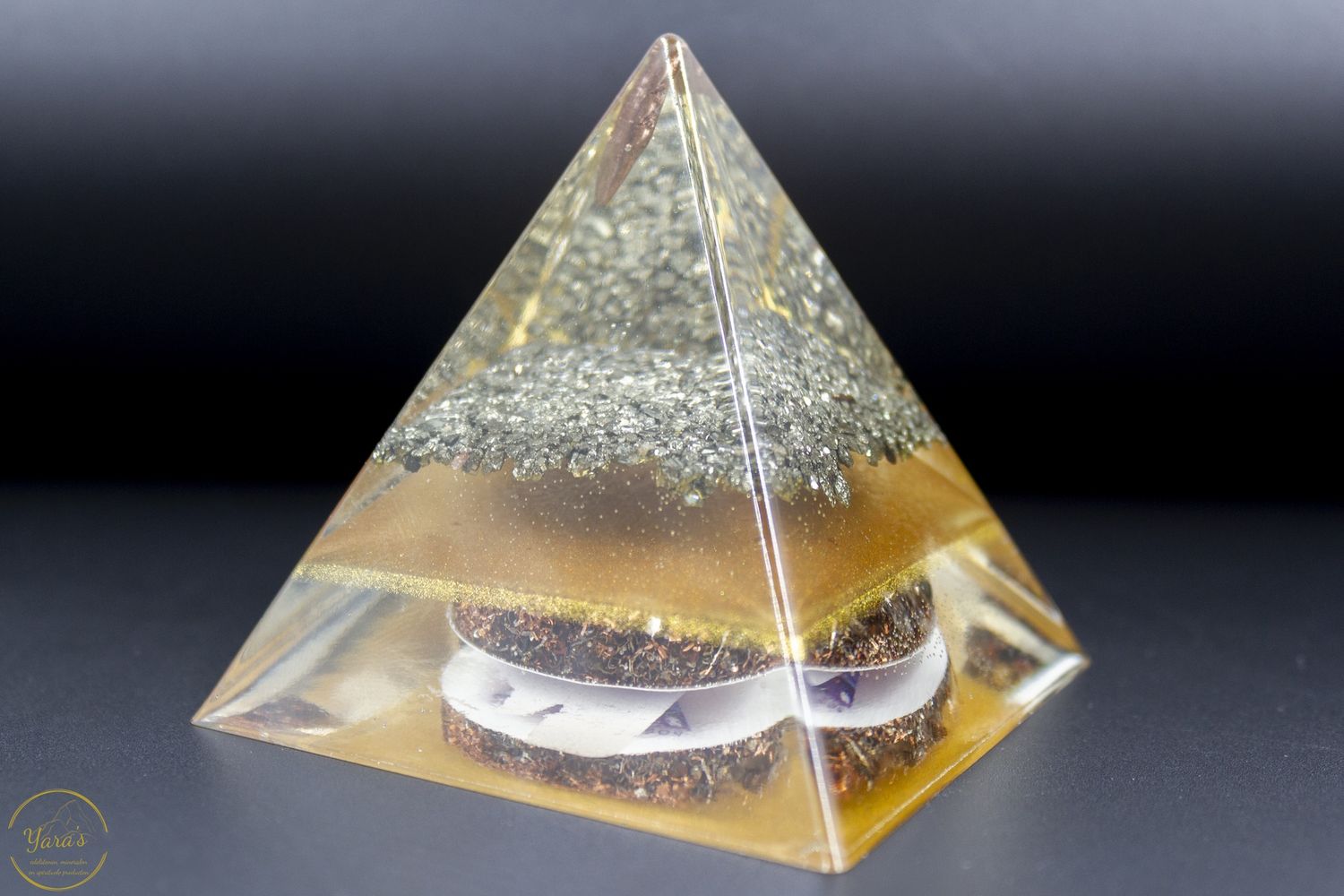 Piramide klein  - Pyriet met koper