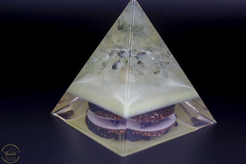 Piramide klein - Epidoot in Prehniet