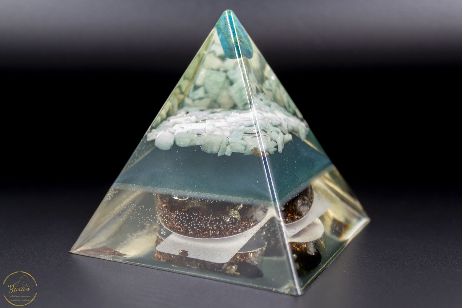 Piramide klein - Crysopraas met zonnesteen
