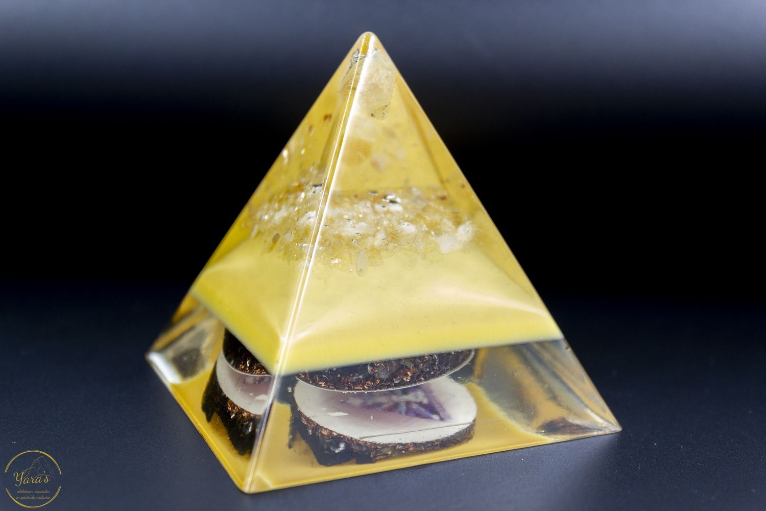Piramide klein - Gele opaal met bergkristal