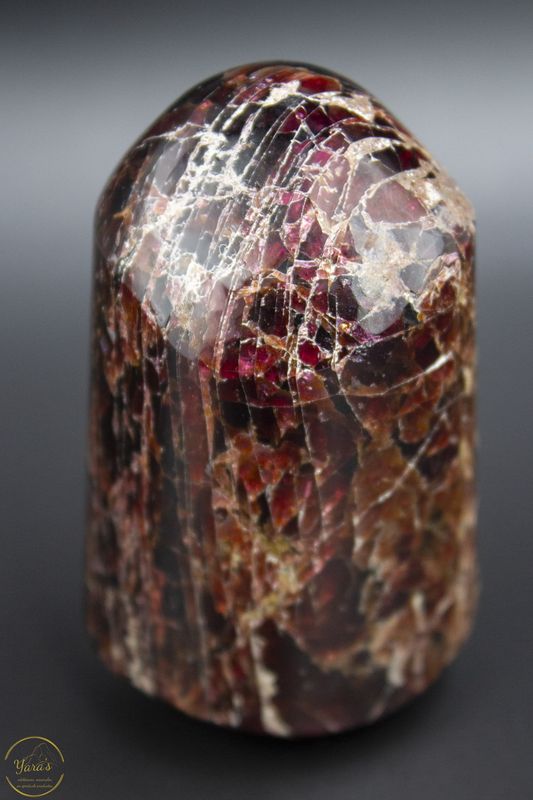 Rode granaat sculptuur 314 gram