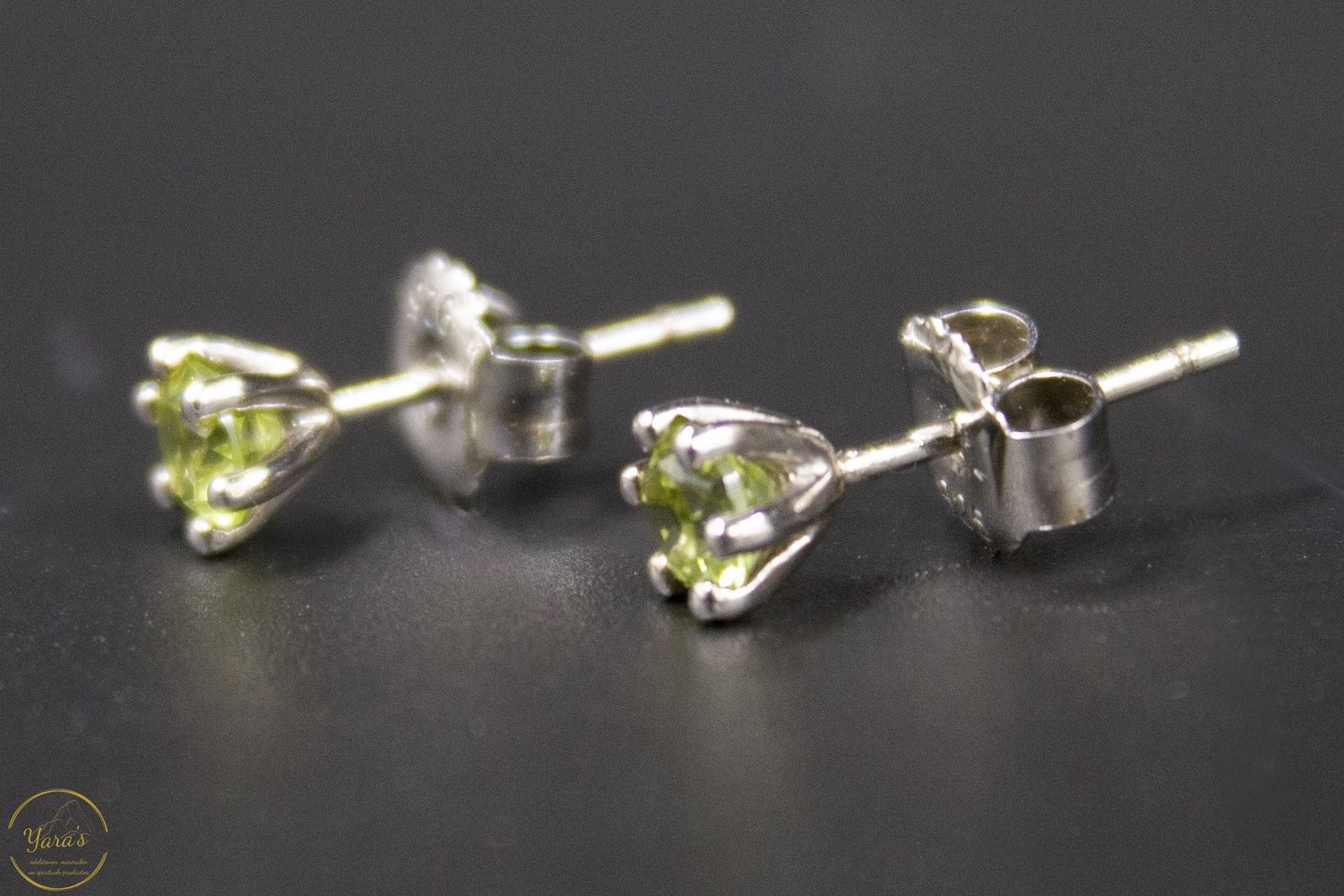 Evie&#39;s Peridoot Studs Bloem