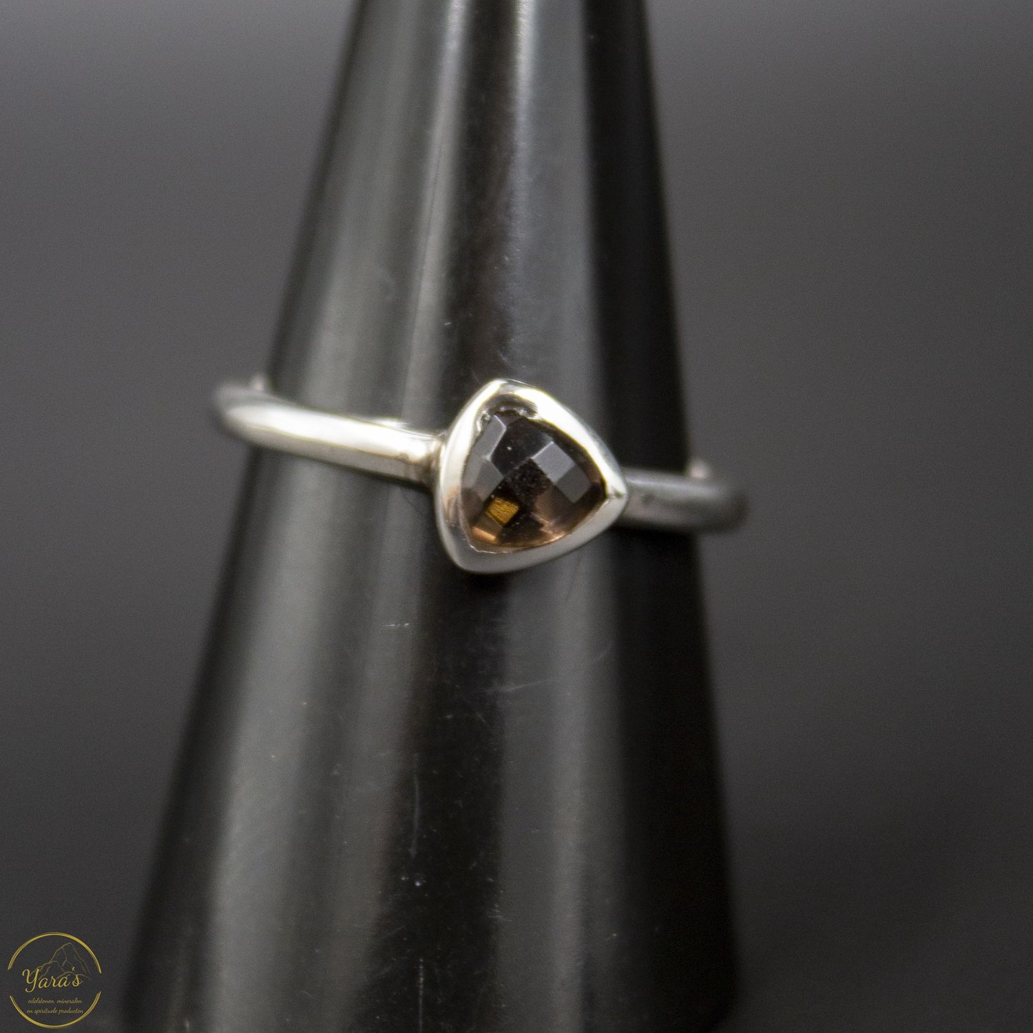Rookkwarts ring 5mm triangle maat 16/56