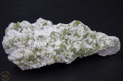 Groene en roze toermalijn op albast  - 1.178 kg
