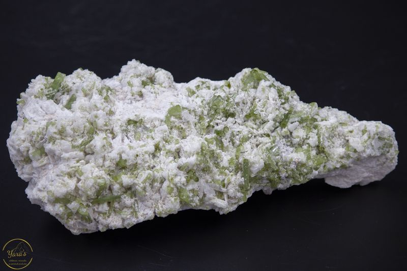Groene en roze toermalijn op albast  - 1.178 kg