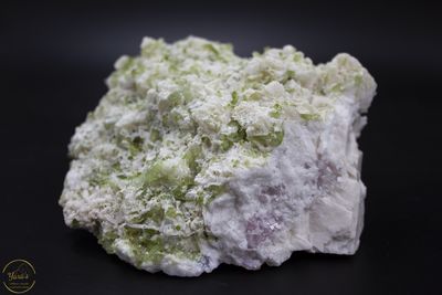 Groene en roze toermalijn op albast - 1.138kg