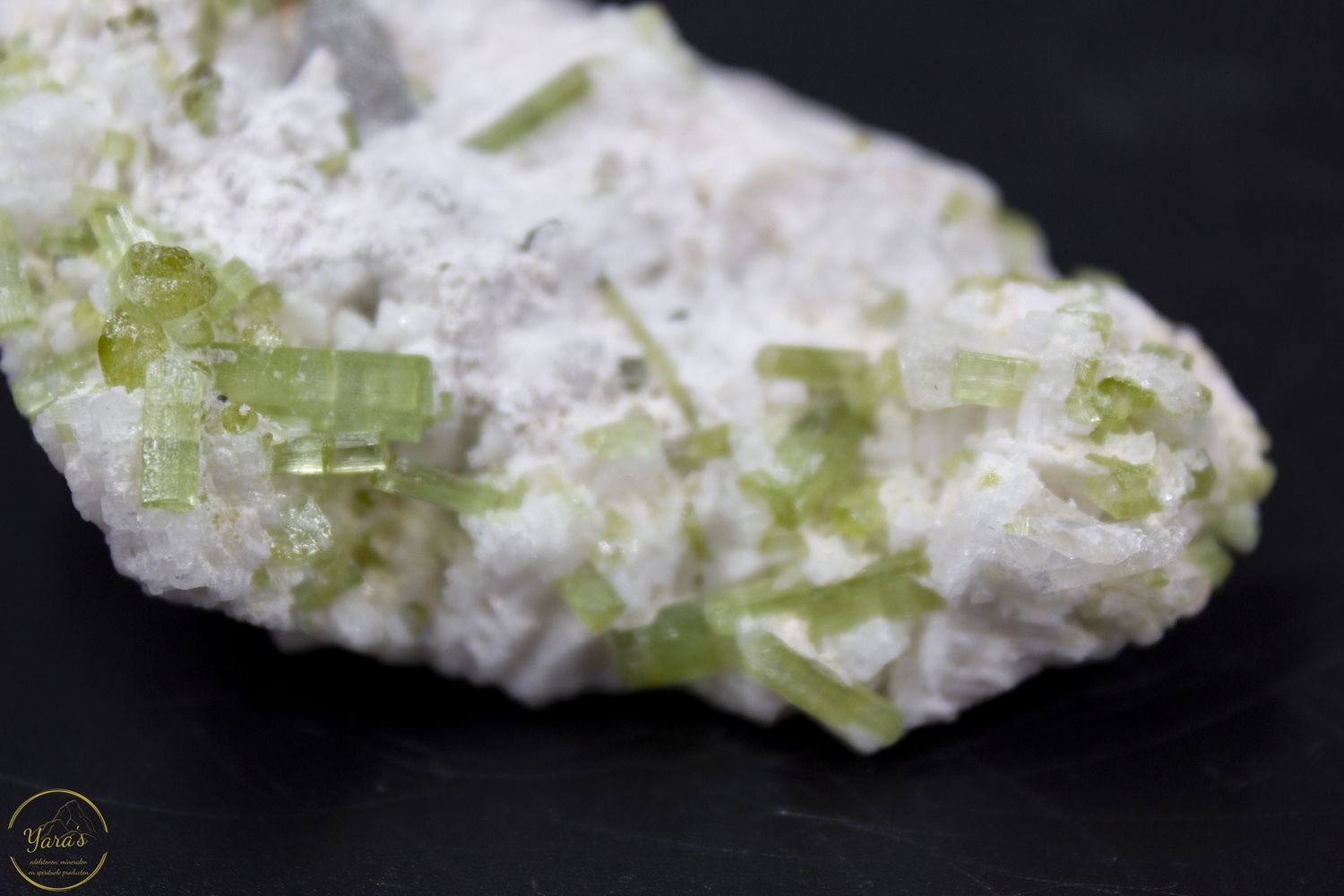 Groene en roze toermalijn op albast -  128 gram