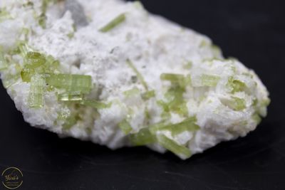 Groene en roze toermalijn op albast -  128 gram