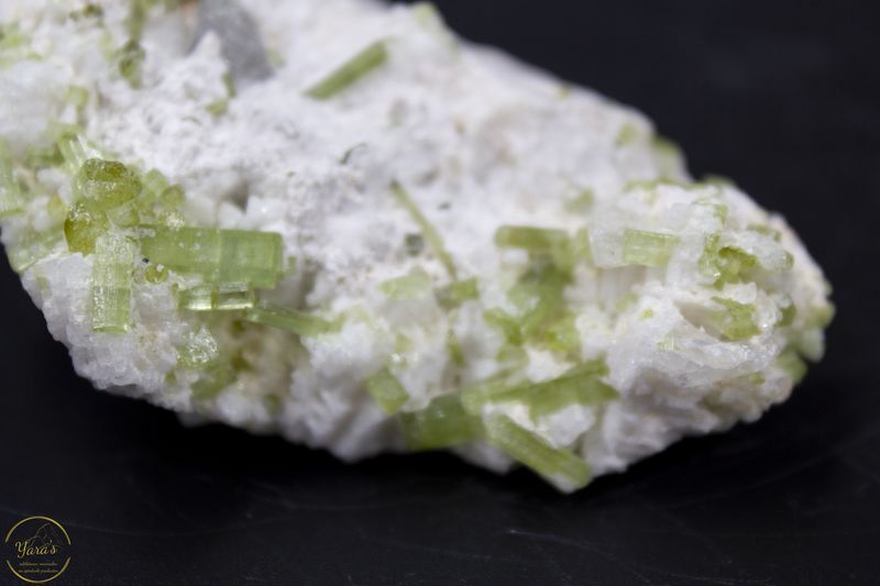 Groene en roze toermalijn op albast -  128 gram