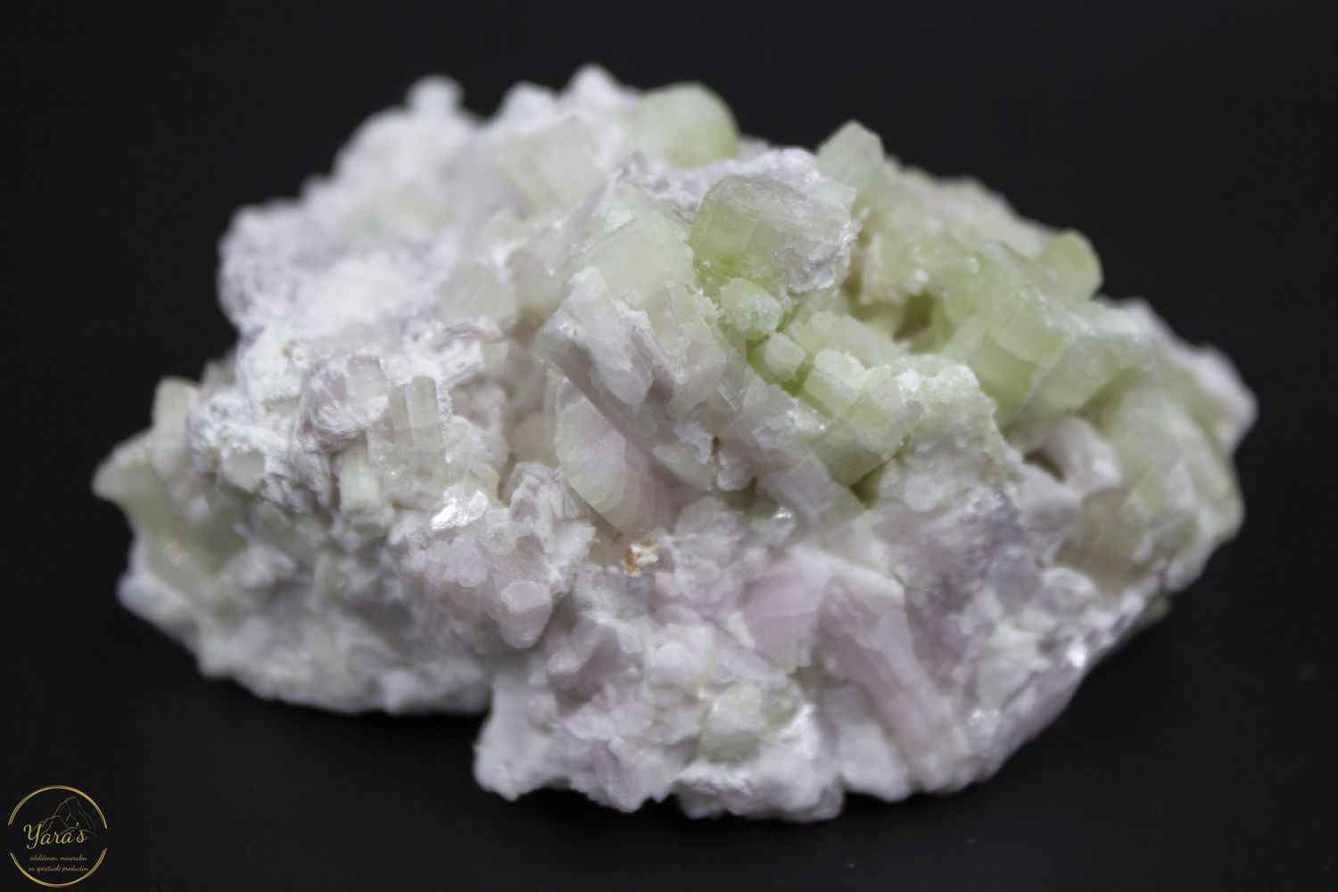 Groene en roze toermalijn op albast - 170 gram