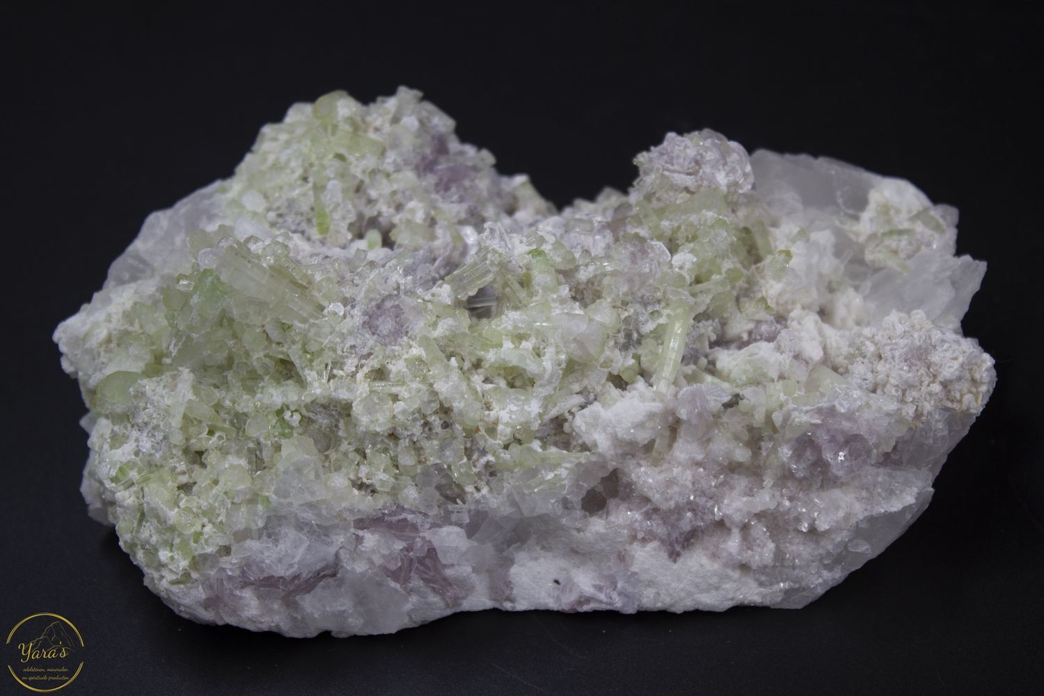 Groene en roze toermalijn op albast - 678 gram
