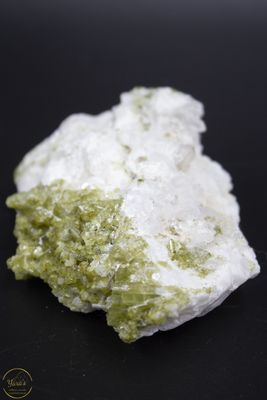 Groene en roze toermalijn op albast - 82 gram
