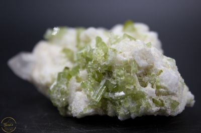 Groene toermalijn op albast - 116 gram